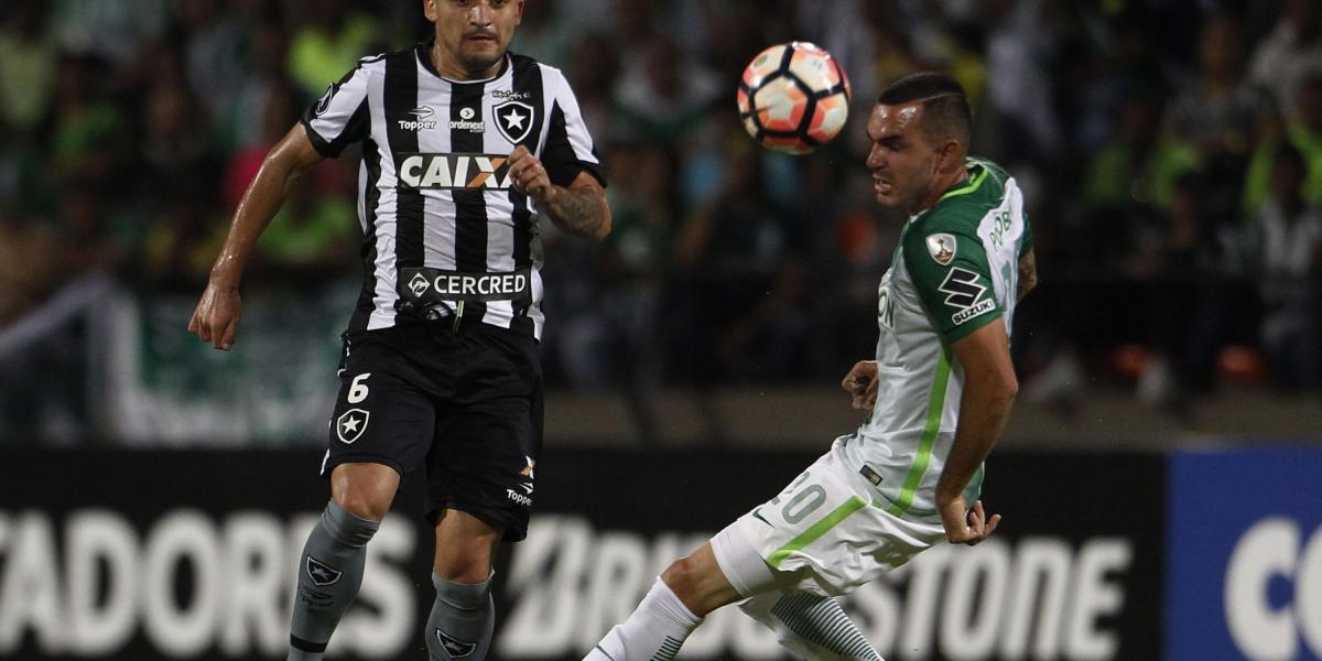 Alejandro Bernal disputa el balón con Víctor Luis de Botafogo