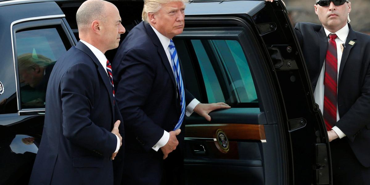 El presidente permanece con un amplio equipo de seguridad que lo acompaña en cada uno de sus viajes.