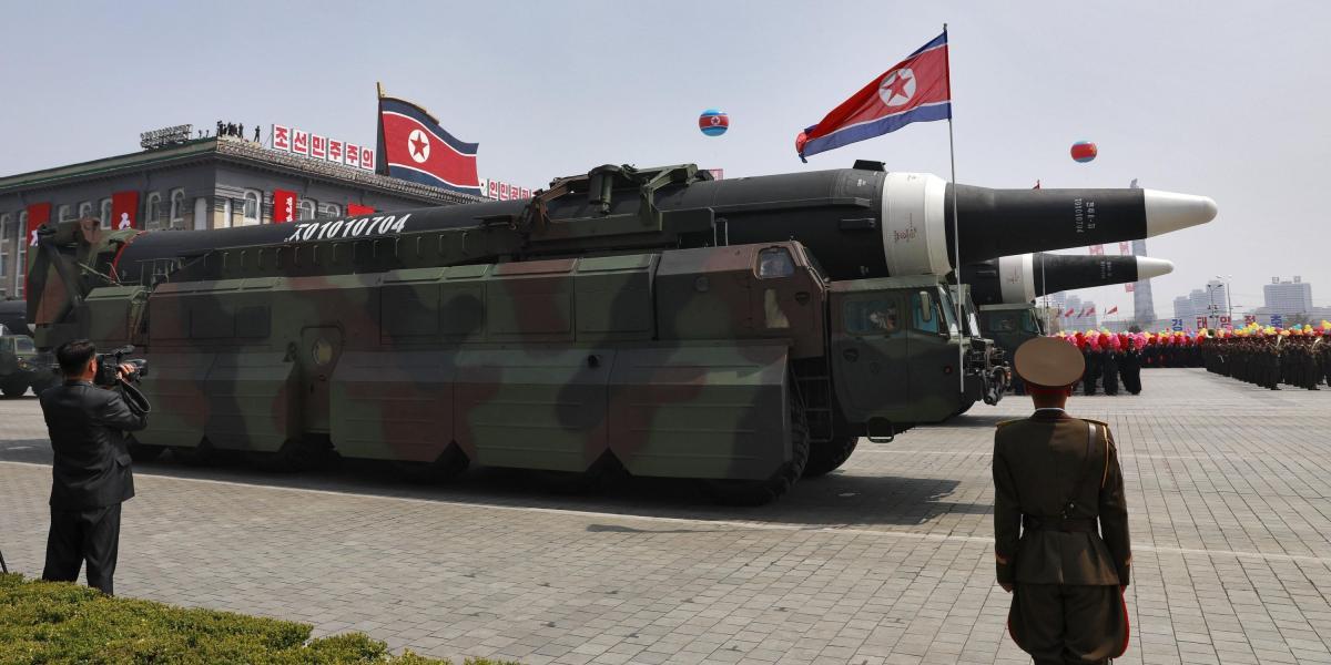 Corea del Norte mostró su arsenal de misiles en un desfile con el que celebró su fiesta nacional.