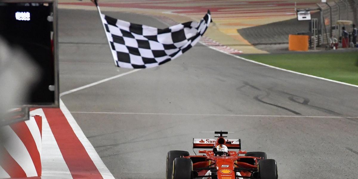 Sebastián Vettel ganador en la línea de meta en el Gran Premio de Bahrein.