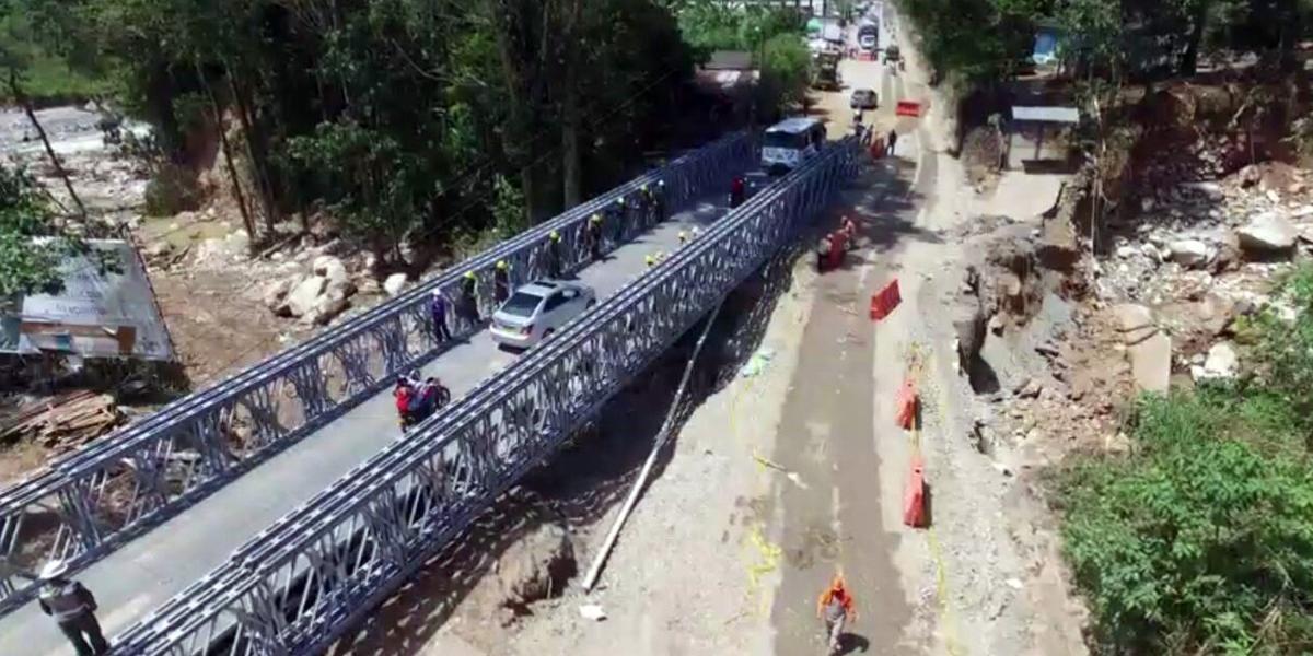 Este puente metálico, en el km 4 de la vía nacional Mocoa-Pitalito, abierto desde el martes pasado, lo armaron en cinco días el equipo de Mintransporte y el Batallón de Ingenieros Militares.