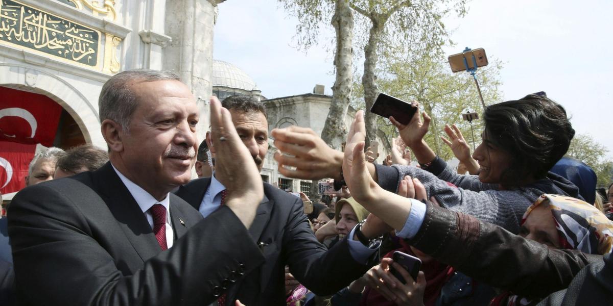 El presidente turco, Recep Tayyip Erdogan (izq.), tendrá más poderes después de la victoria del sí en el referendo, que convirtió a Turquía en un país presidencialista.