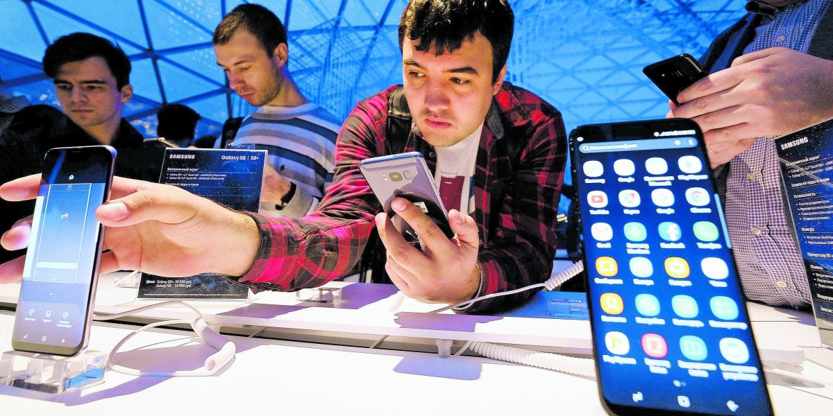 Un hombre mira los teléfonos inteligentes de Samsung durante una presentación del Samsung Galaxy S8 en Moscú.