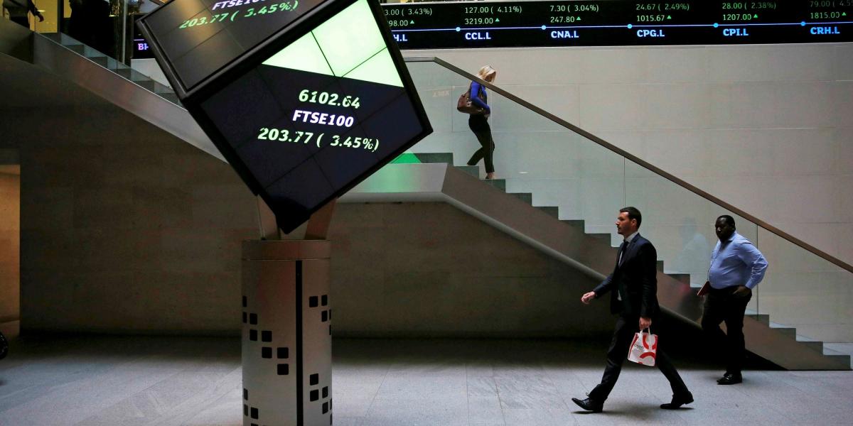 Un cubo giratorio luminoso muestra los movimientos de las negociaciones del día en el atrio de la Bolsa de Londres.