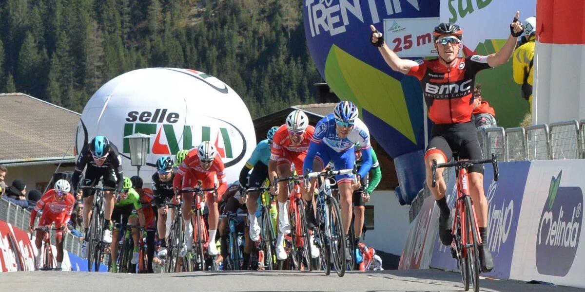 Rohan Dennis, ganador de la etapa en Los Alpes.
