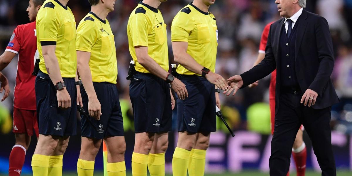 Carlo Ancelotti, DT del Bayern Múnich saludando con ironía a los árbitros.