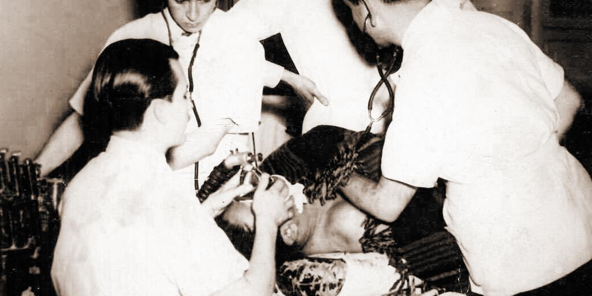Momento crítico en que Gaitán era atendido por los médicos de la Clínica Central. En primer plano, de espaldas, el doctor Guerrero.