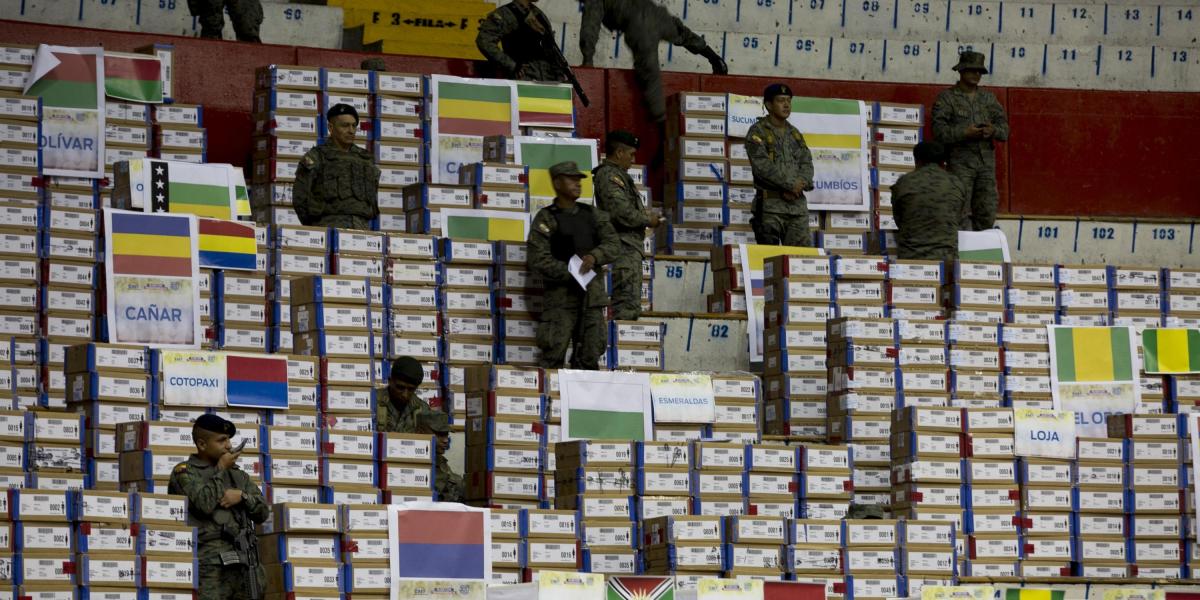 Miembros de las fuerzas militares ecuatorianas custodian los paquetes electorales de la segunda vuelta de las pasadas elecciones presidenciales.