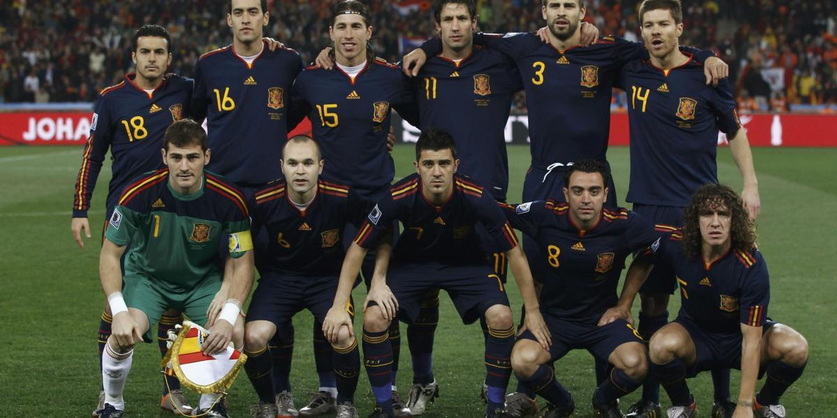 Sergio Ramos (15) y Gerard Piqué (3), juntos, en la final de Sudáfrica 2010. Ahora se enfrentan por errores arbitrales.