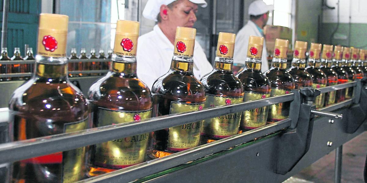 La destilería produce el alcohol tafias para el Ron Viejo de Caldas, principal marca de la industria departamental.