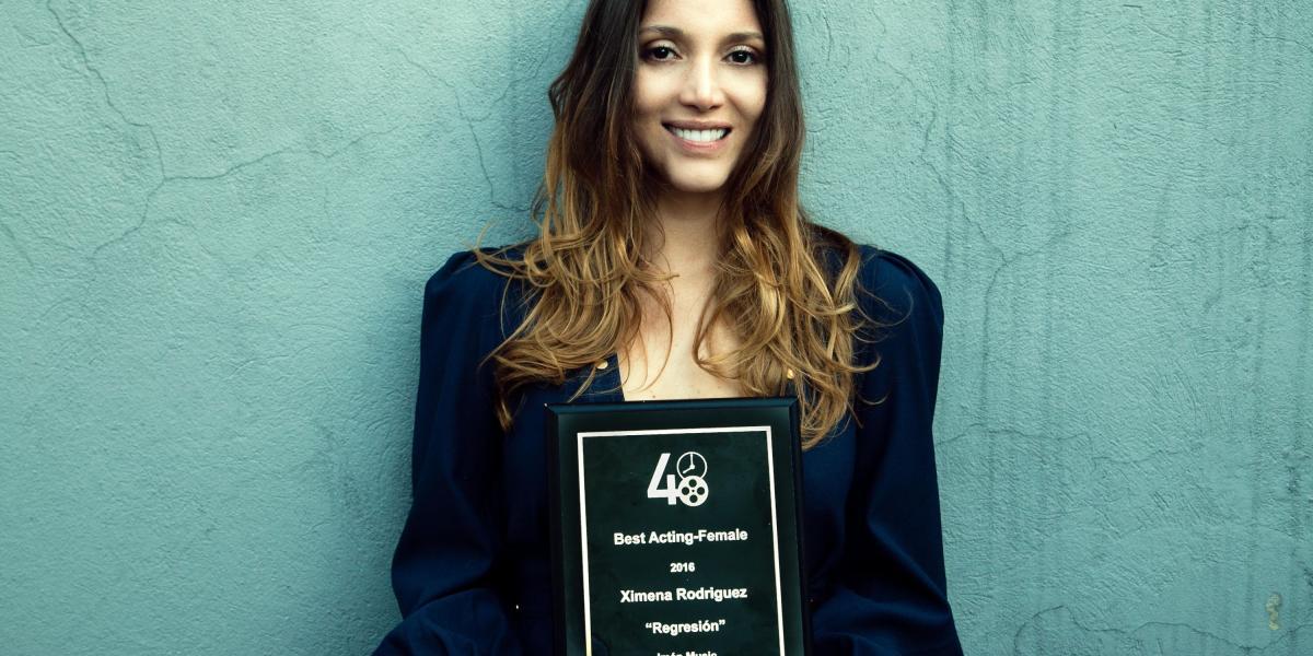La actriz Ximena Rodríguez con su premio.