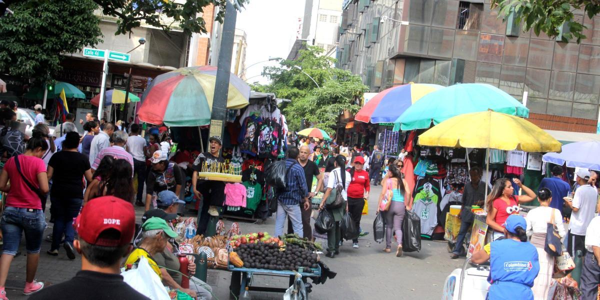 Los venteros informales asegura que serían desalojados con ell plan de renovación del centro de Medellín.