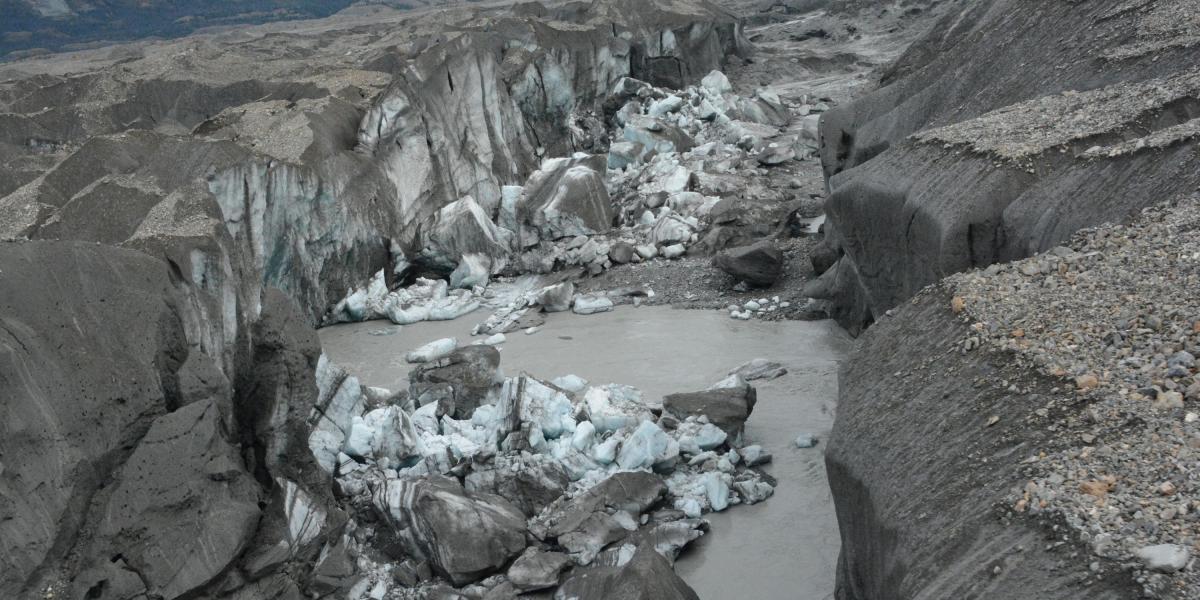 Así se ven los bloques de hielo en un cañón al final del glaciar Kaskawulsh. Según información de la Universidad de Washington, este cañón contiene ahora la mayor cantidad de agua derretida proveniente del nevado.