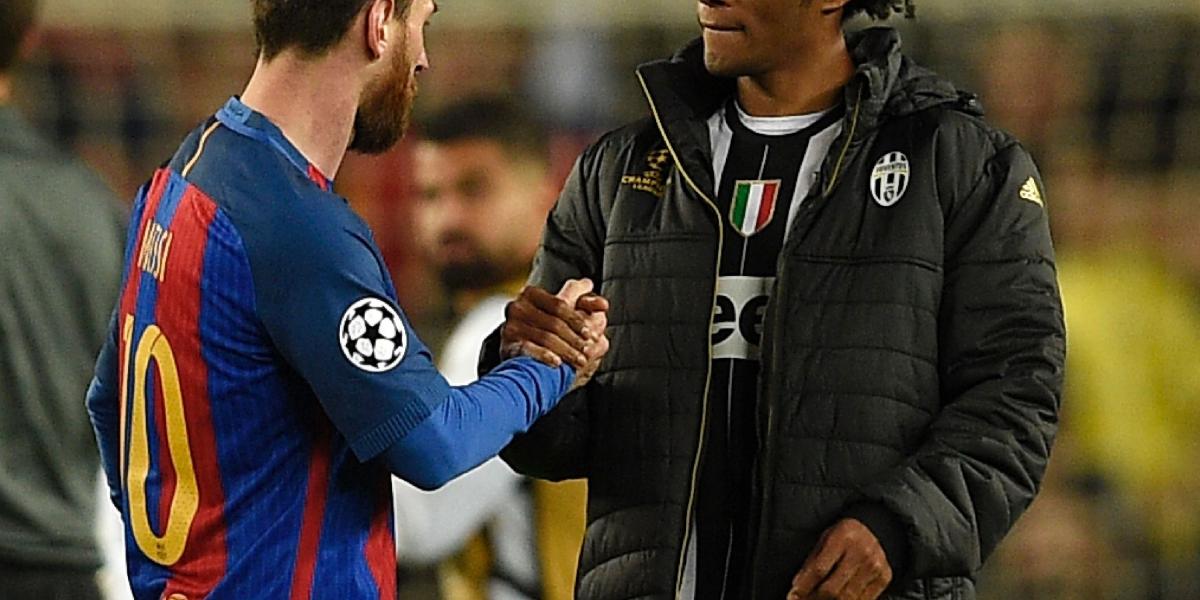 Juan Guillermo Cuadrado se saluda con Lionel Messi al final del partido.