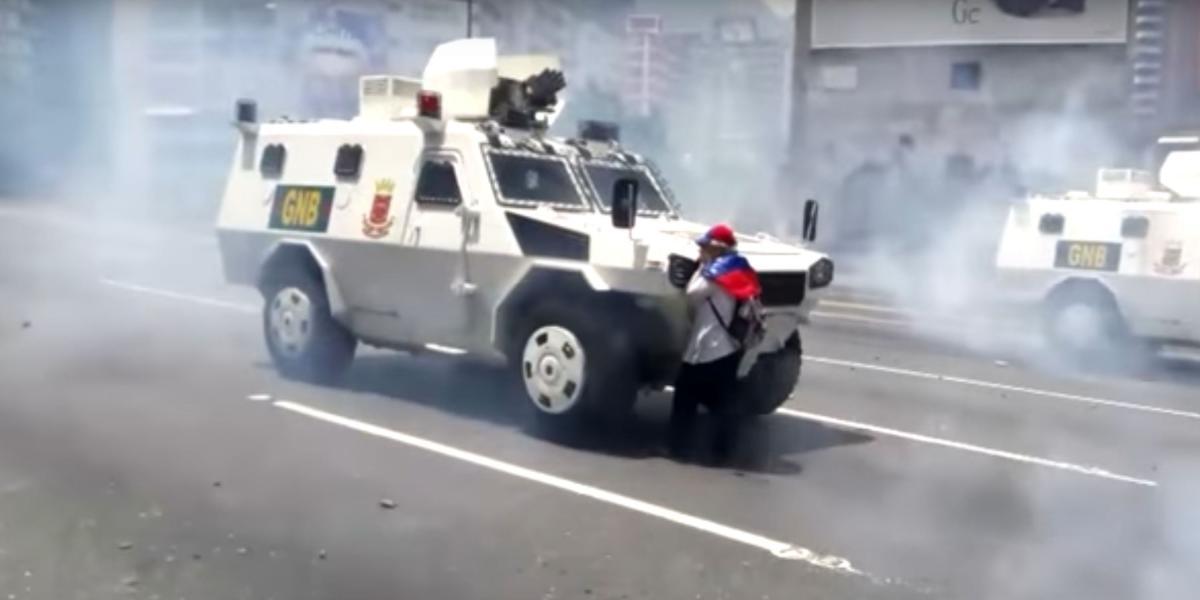 Sola y entre gases lacrimógenos, obligó a que el vehículo del régimen retrocediera en una calle de Caracas.