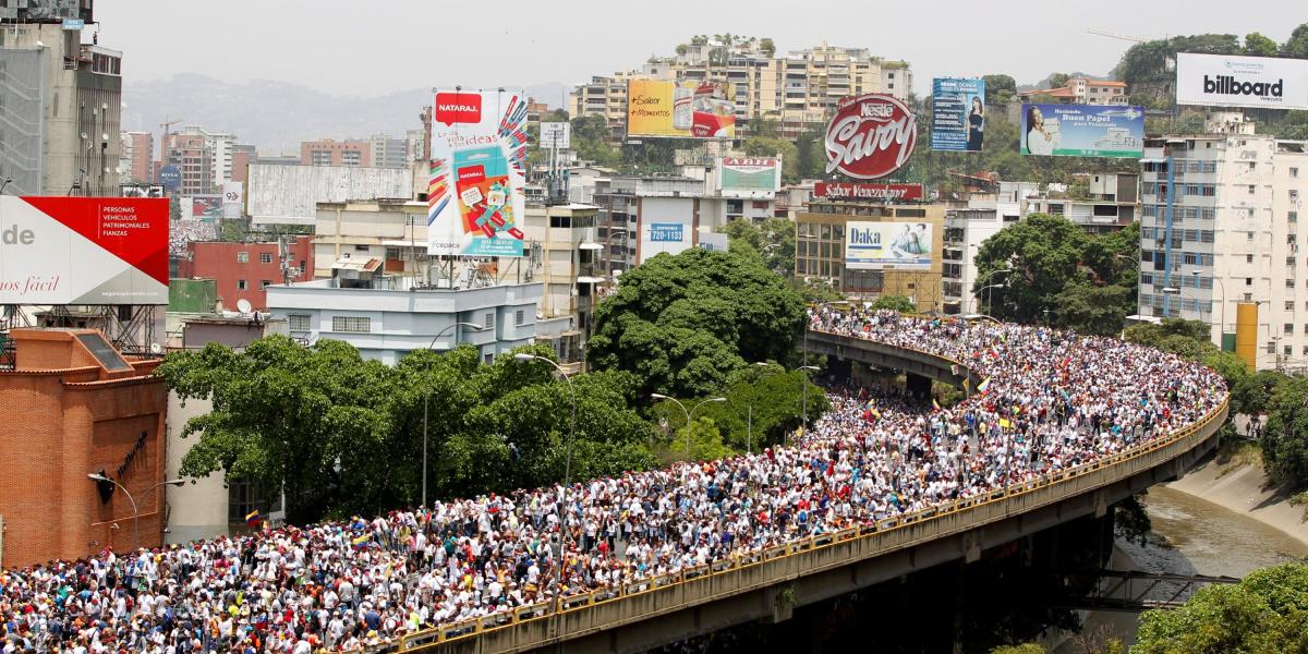Manifestantes de la oposición venezolana durante la llamada 'madres de todas las marchas' en Caracas.