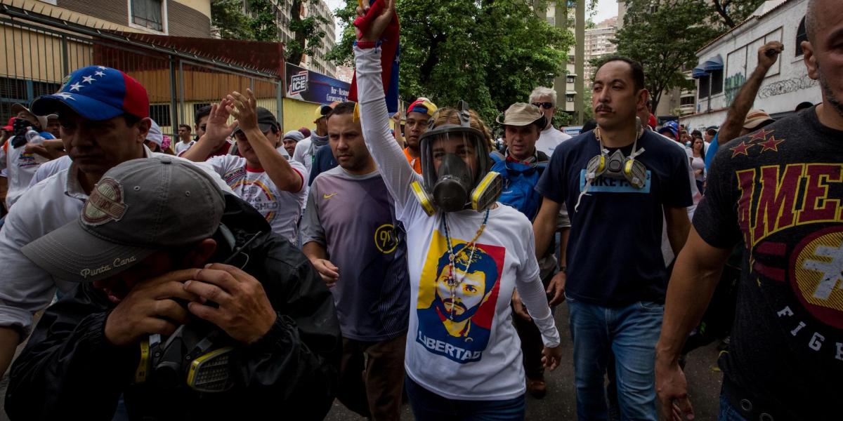 Con una máscara de gas, la líder opositora Lilian Tintori, esposa del preso Leopoldo López, se sumó a la protesta. En su cuenta de Twitter publicó: tenemos 45 minutos resistiendo. Nos reprimen con bombas la guardia nacional. Seguimos, no nos cansamos, Vamos Venezuela!