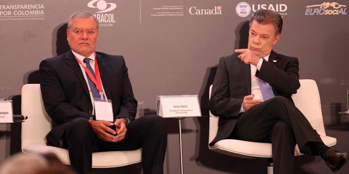 El presidente Juan Manuel Santos junto al presidente de Transparencia Internacional, José Ugaz, durante el foro sobre corrupción que llevó a cabo la revista ‘Semana’.