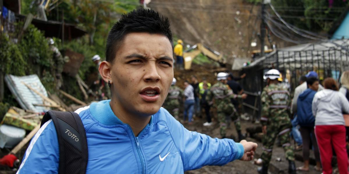 Jean Carlo Burgos, de 20 años, salió de casa, en el barrio González, para buscar a su familia y salvó a varias personas.