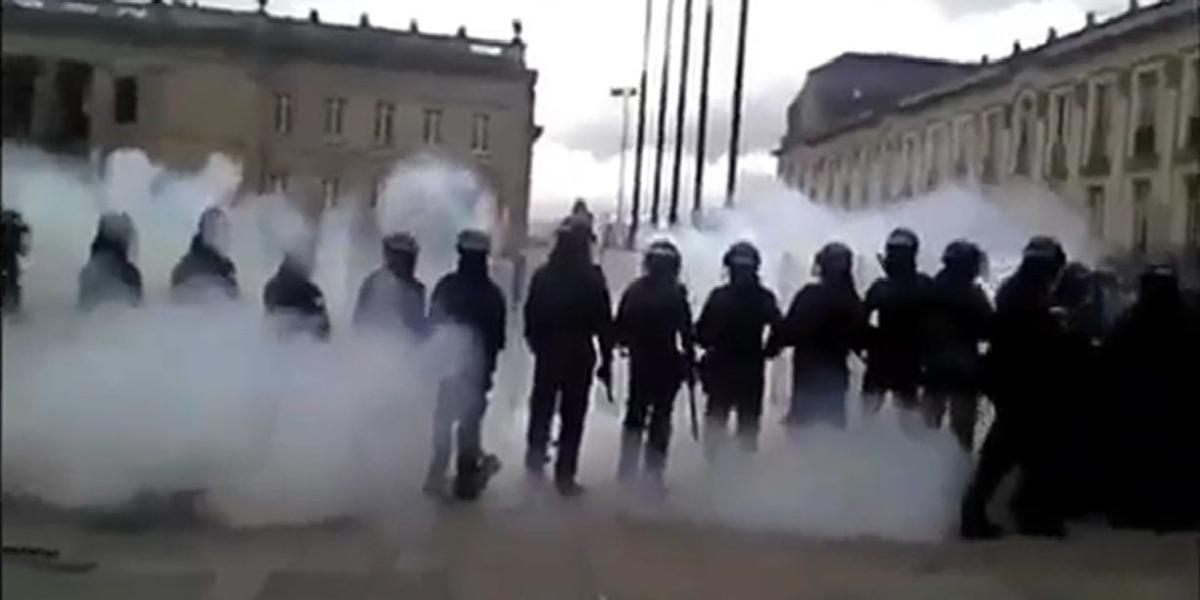 Un policía lanzó artefacto de gas lacrimógeno en la plaza de Bolívar, donde protestaban transportadores