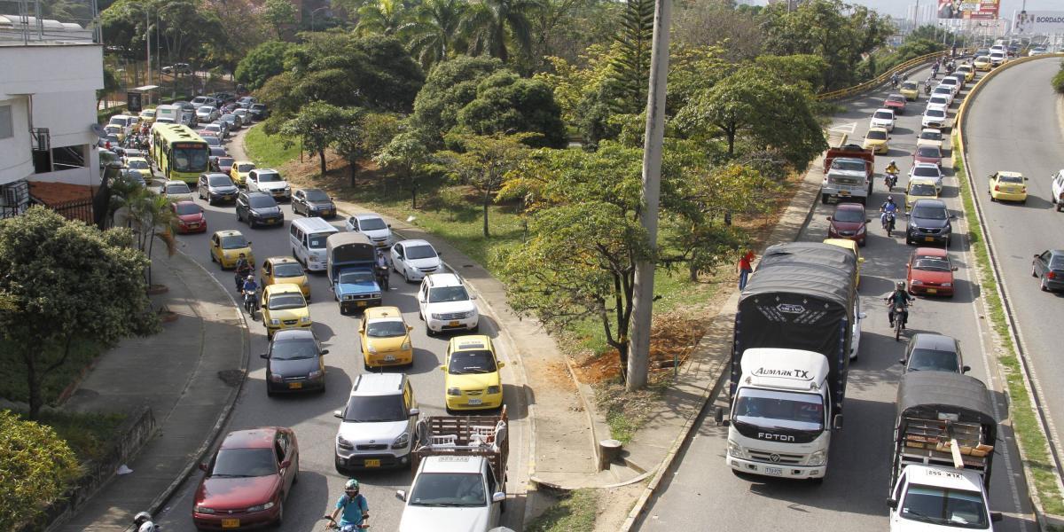 La cantidad de carros que circular en la ciudad de Bucaramanga está provocando grandes trancones.