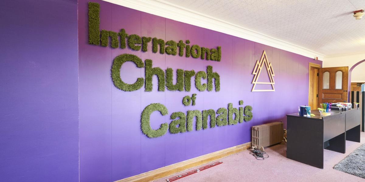 La Iglesia Internacional del Cannabis está alojada en un edificio de principios del siglo XX, donde alguna vez estuvo una iglesia luterana.