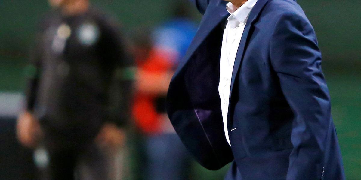 El técnico vallecaucano Reinaldo Rueda, según rumores de prensa, podría asumir en junio el mando de la selección de Emiratos Árabes Unidos, pero su agente ha desmentido esa posibilidad.