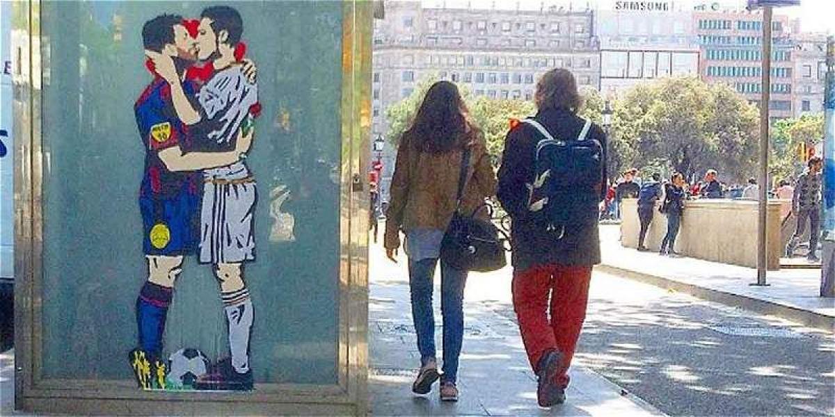 Grafiti de beso entre CR7 y Messi.