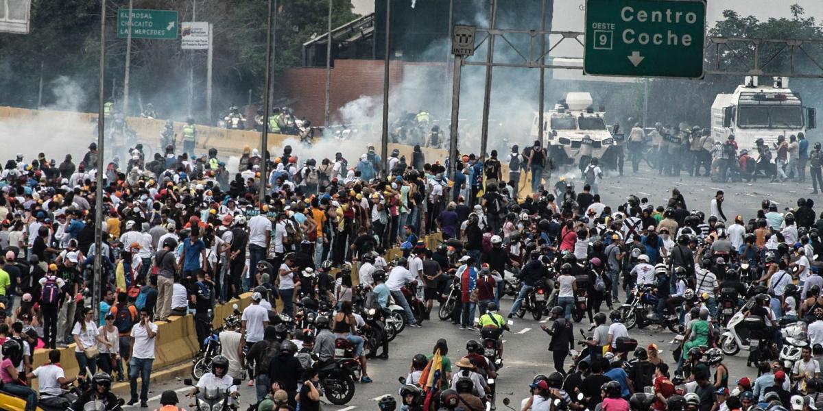 Lanzamiento de gases lacrimógenos, incendio de barricadas, detonaciones, ataques a negocios y bloqueos de vías se registraron el jueves en varios puntos de la Caracas.