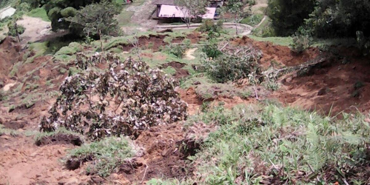 El deslizamiento de tierra, fue ocasionada por las fuertes lluvias que se están presentando en el sector.
