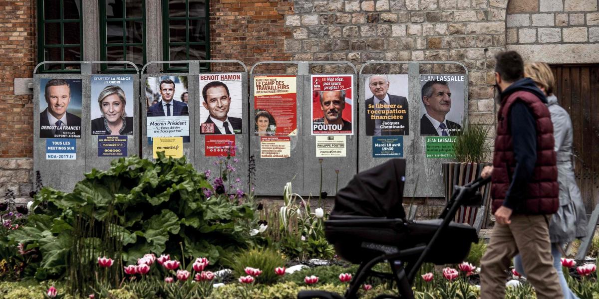 Los ciudadanos franceses irán mañana a las urnas en primera vuelta. En el muro de la foto, el menú de las candidaturas.