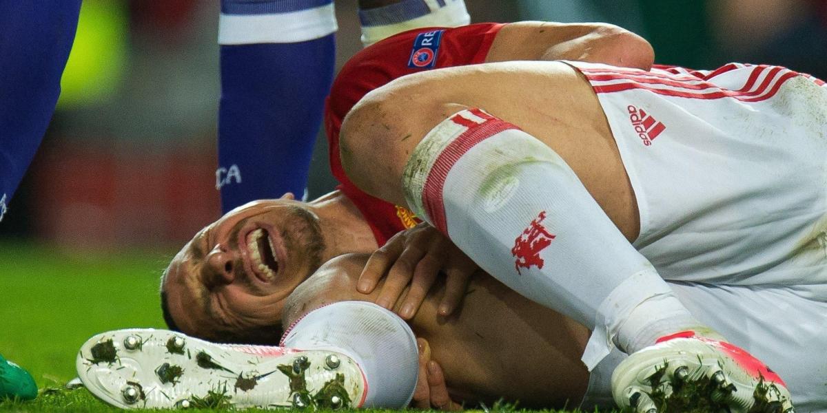 Zlatan Ibrahimovic, en el piso, con dolor, tras su lesión del jueves pasado.