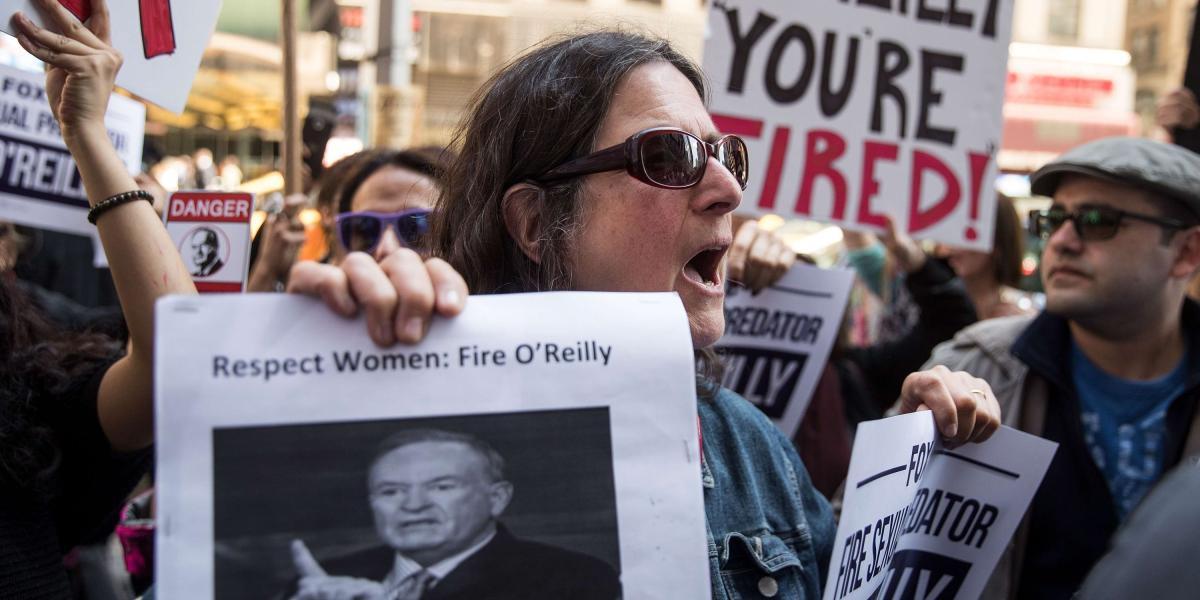 Protestas contra Bill O'Reilly fuera de News Corp. y la sede de Fox News en Midtown Manhattan.
