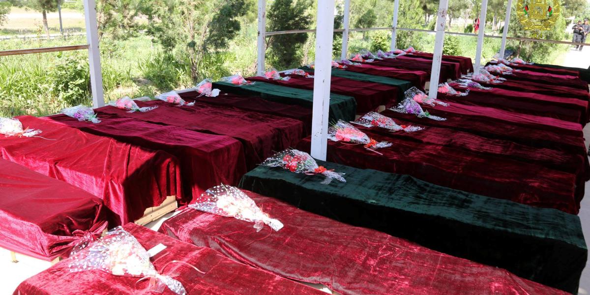 Varios féretros contienen los cuerpos de los soldados asesinados en una base en Mazar-i-Sharif, en el norte de Afganistán.
