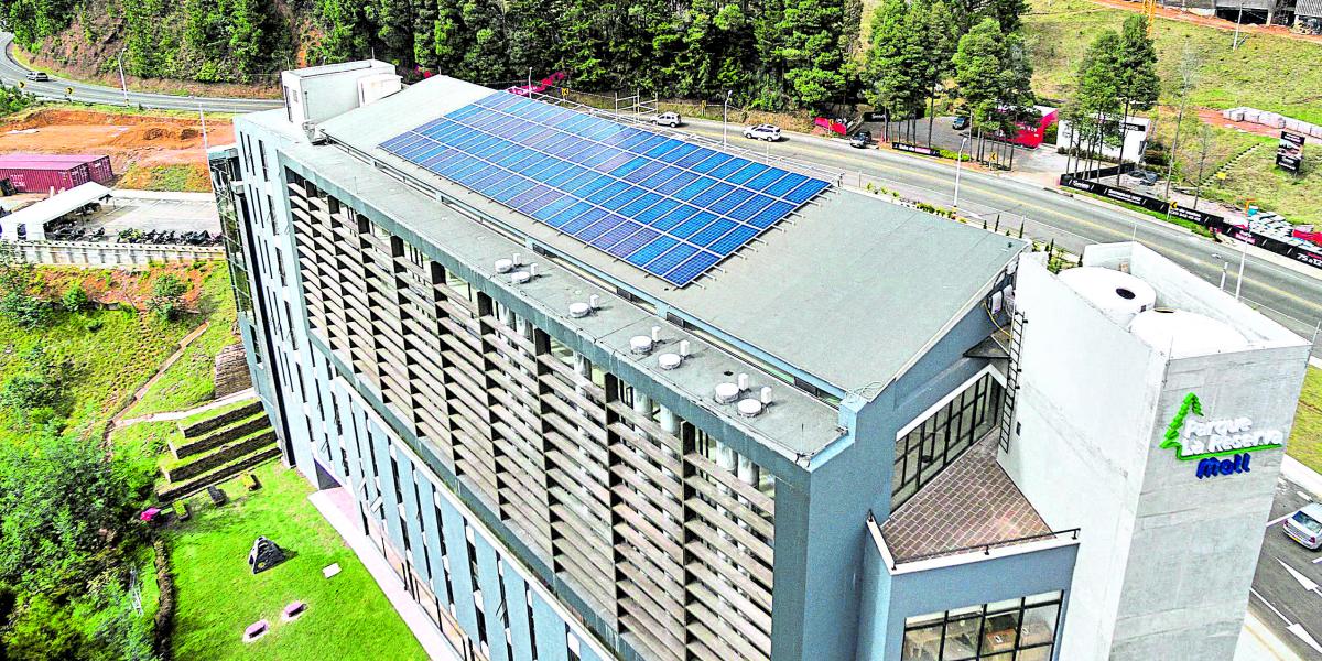 La instalación del techo solar cubre el 50 por ciento de la demanda de energía de las zonas comunes del mall comercial ubicado en Envigado.