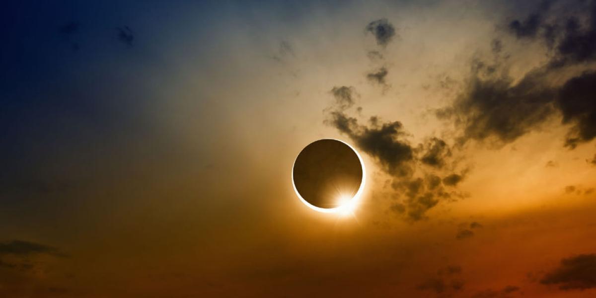 En un eclipse de Sol, la Luna bloquea durante unos instantes la luz solar, al interponerse entre la Tierra y la estrella, produciendo una oscuridad total.