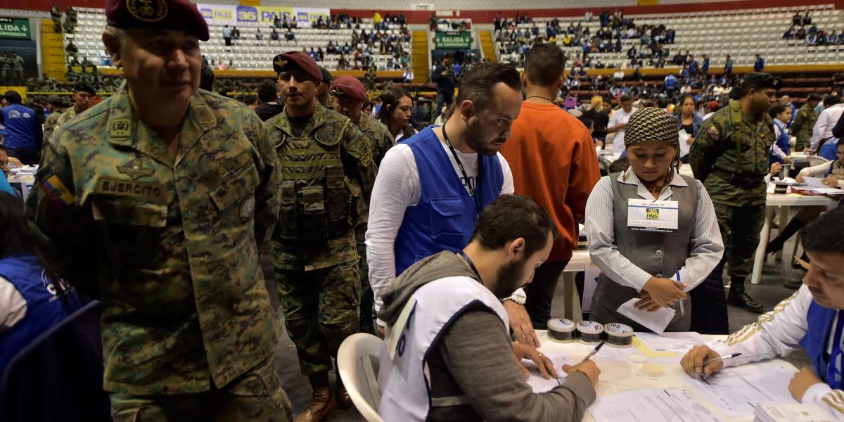 El reconteo de los votos de la segunda vuelta presidencial en Ecuador se hizo en un coliseo.