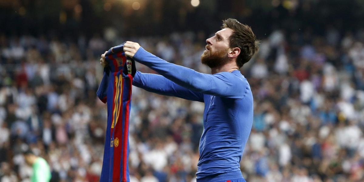 Lionel Messi le muestra la camiseta 10 del Barcelona a la tribuna del estadio Santiago Bernabéu, tras anotar el gol del triunfo 2-3, que deja a su equipo empatado en puntos con el Real Madrid.