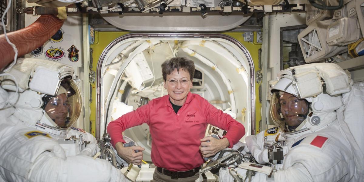 La comandante Whitson batió hoy 24 de abril de 2017 el récord de permanencia en el espacio para un astronauta de los Estados Unidos: 535 días fuera de la Tierra.