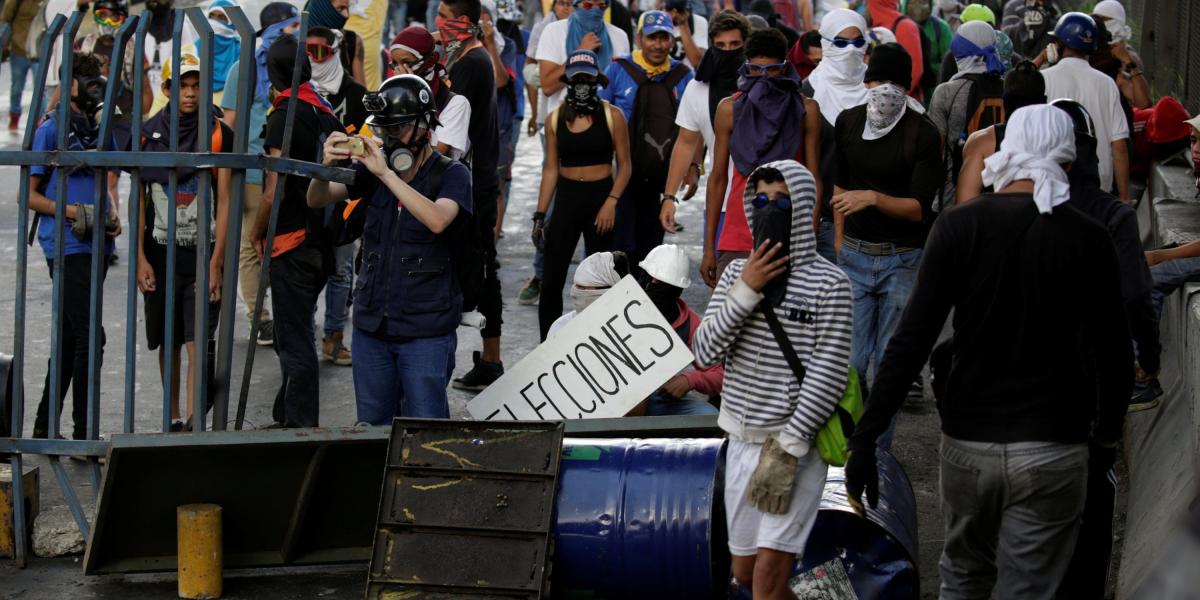 En ciudades como Caracas, varios opositores levantaron durante el ‘plantón’ barricadas en diferentes calles para bloquear el paso.