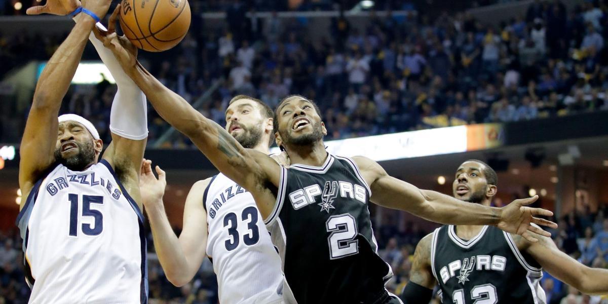 Spurs y Grizzlies juegan en la postemporada de la NBA.
