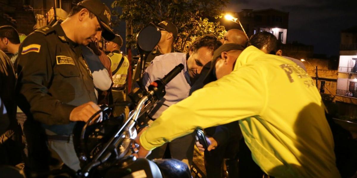La moto en la que se movilizaban los responsables del fleteo fue recuperada por las autoridades.