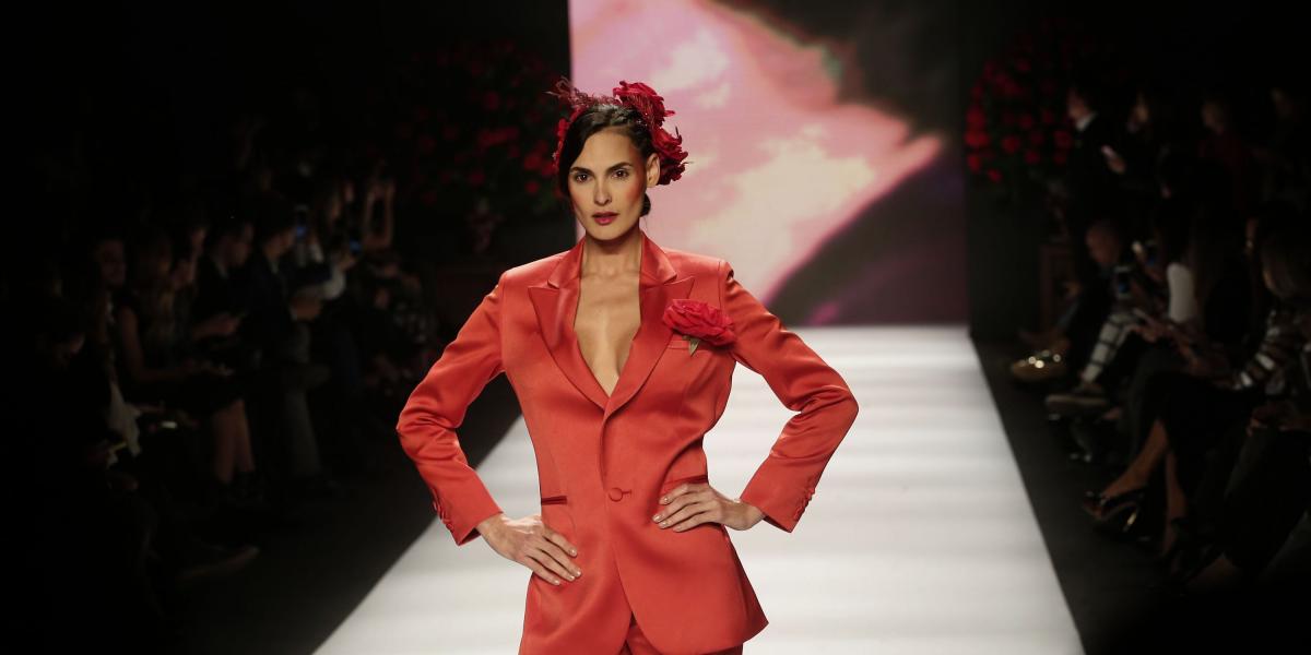 El rojo en todos sus tonos, para mujeres que en su ‘look’ guardan la línea masculina, hizo parte de la apertura.