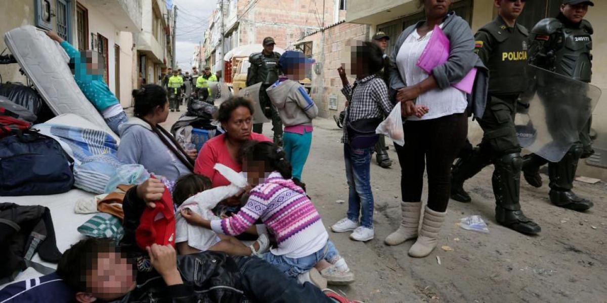Con los muebles que rescataron, las personas desalojadas se ubicaron en las calles de Bilbao.