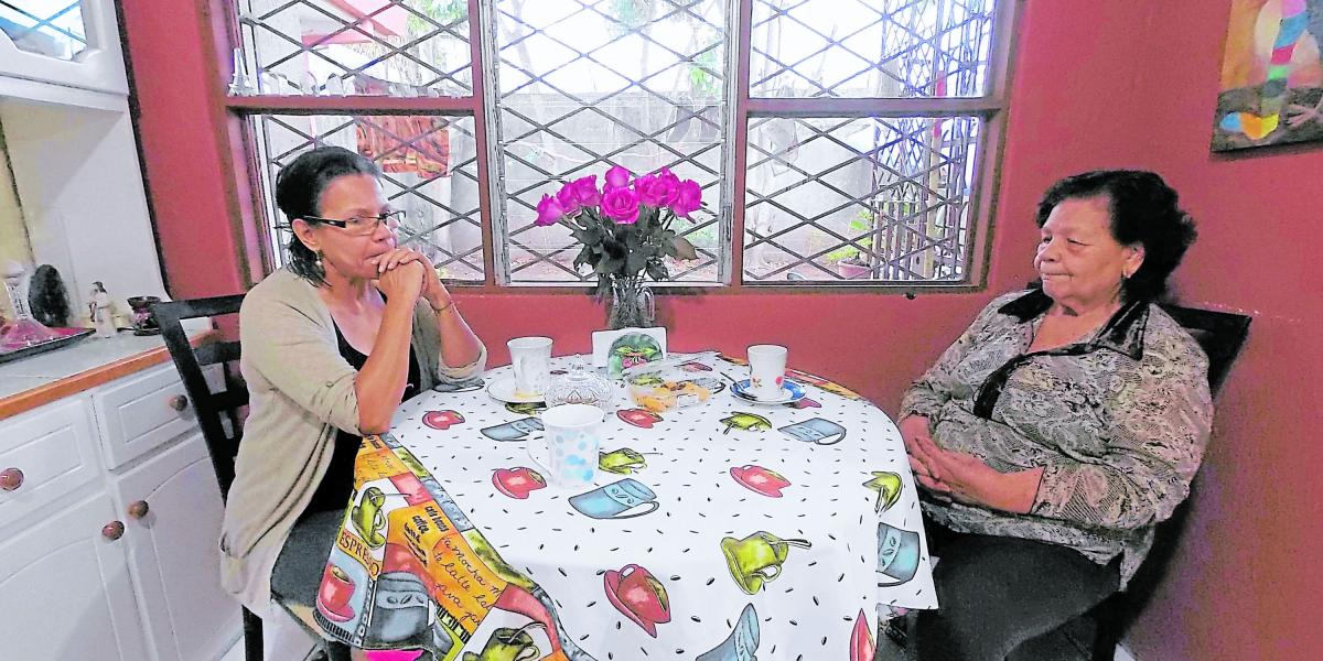 Nancy Torres Victoria (izq.), hermana de ‘Pablo Catatumbo’, y Mariela Victoria, la madre, quien tiene 91 años, cuentan su historia a EL TIEMPO desde Costa Rica.