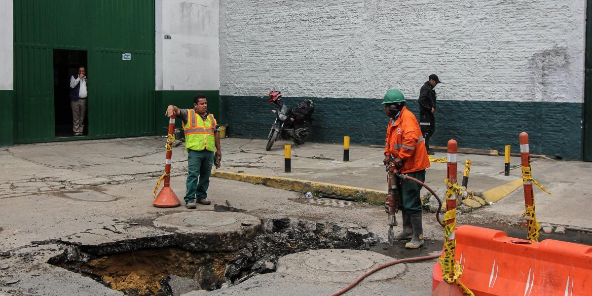Operarios de la Empresa de Acueducto de Bogotá excavaron, limpiaron y monitorearon la tubería y taparon el hueco.