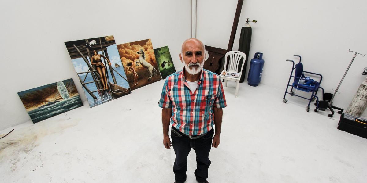 Sin un taller o galería para mostrar su obra en Bogotá, Jaime Gutiérrez guarda sus pinturas en un hogar de paso para enfermos.