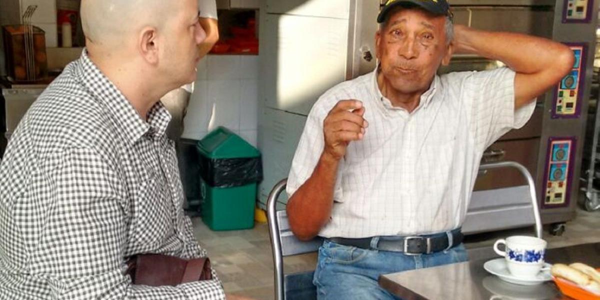 El abuelo fue acompañado a comprar un desayuno en el momento de su rescate