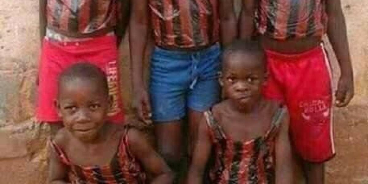 La foto detallaba que los pequeños solo identificaban el color de su equipo con rojo y negro resaltado en bolsas plásticas que usaron como camisetas.