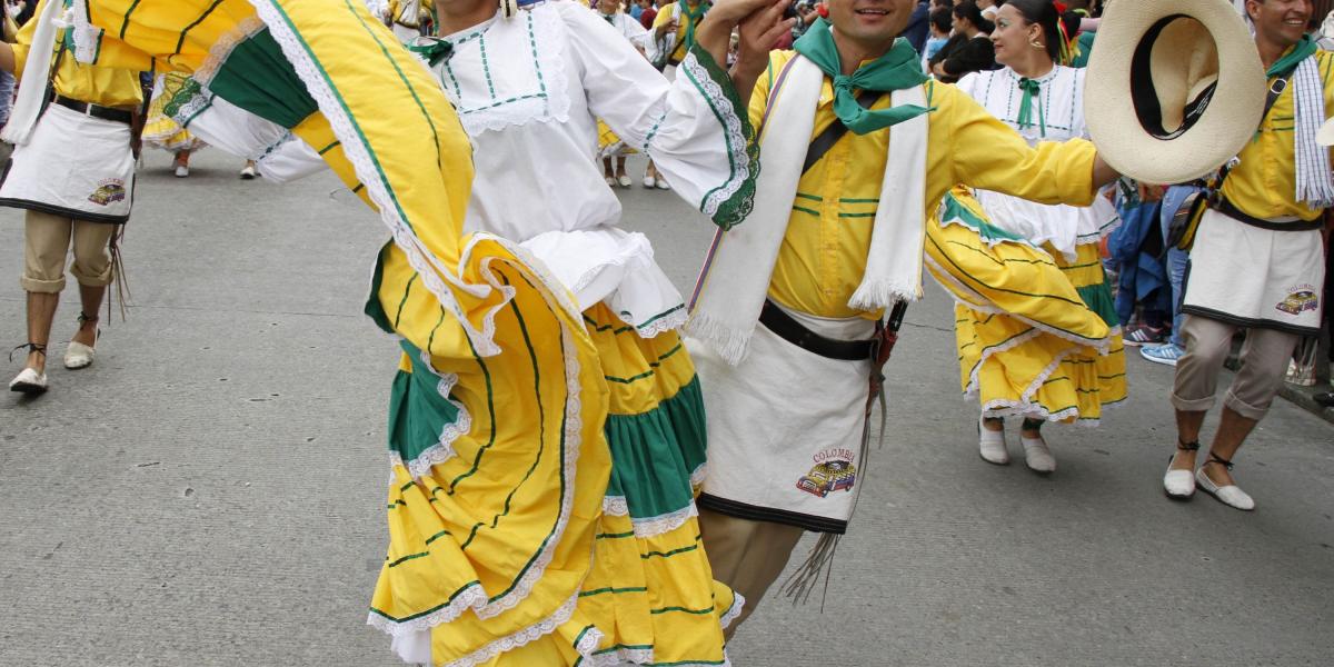Pareja baila en desfile folclórico en Manizales